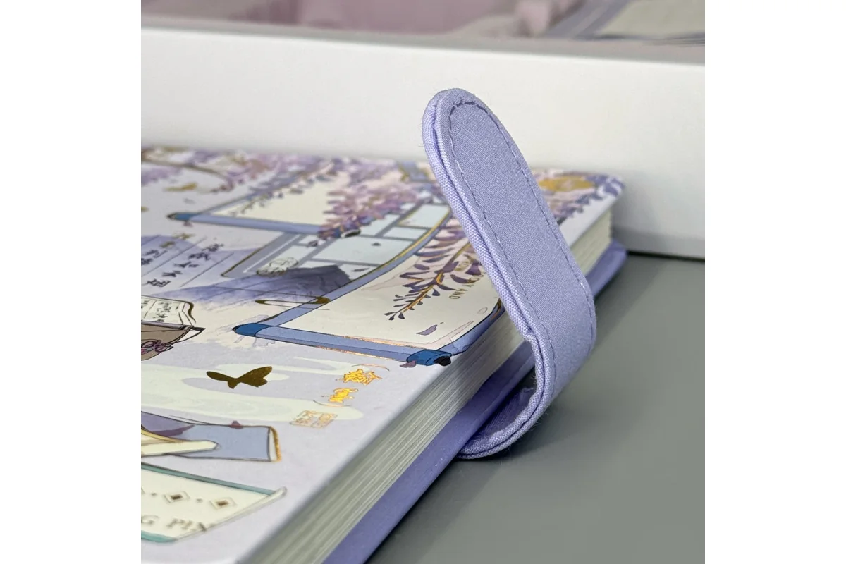 La languette de fermeture du carnet, en tissu lavande