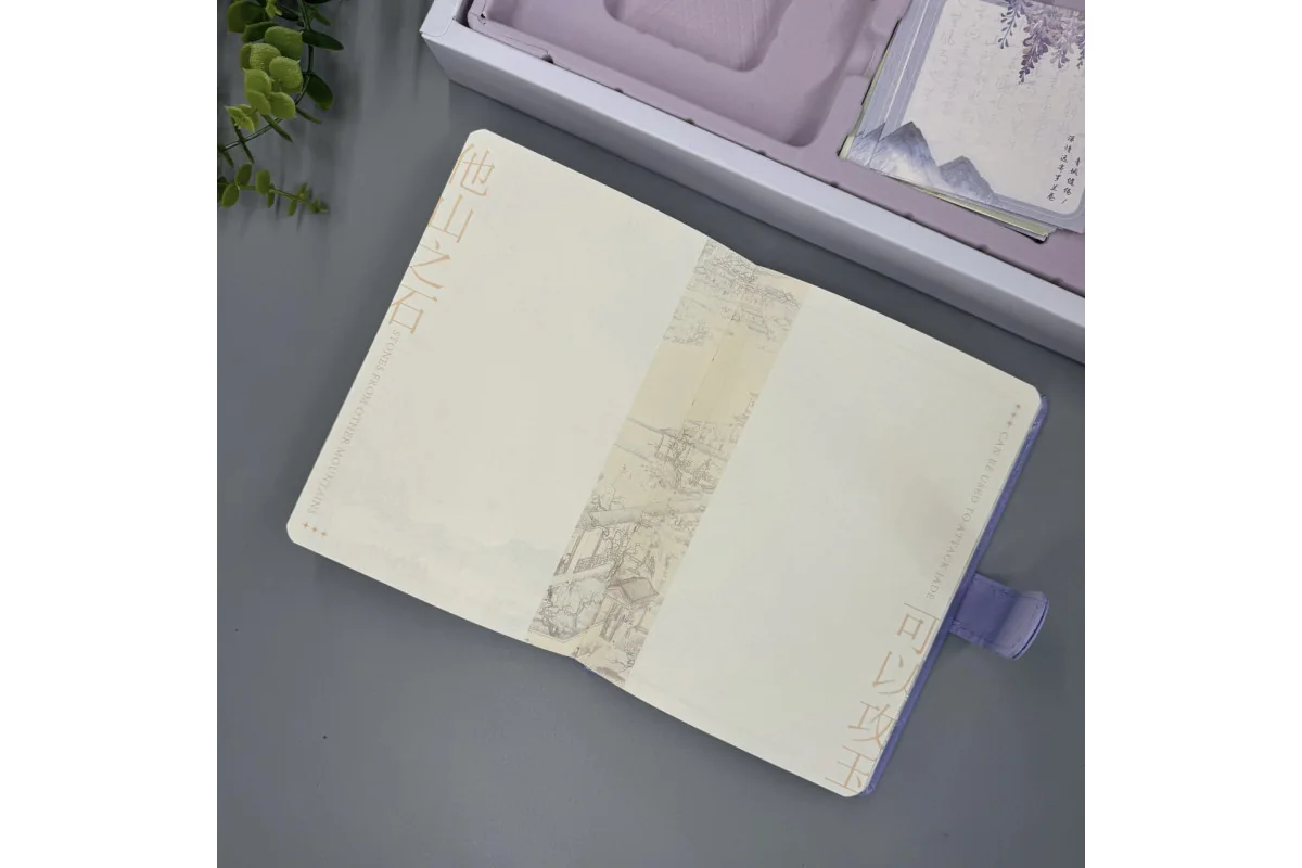 Les pages ivoire du carnet ouvert