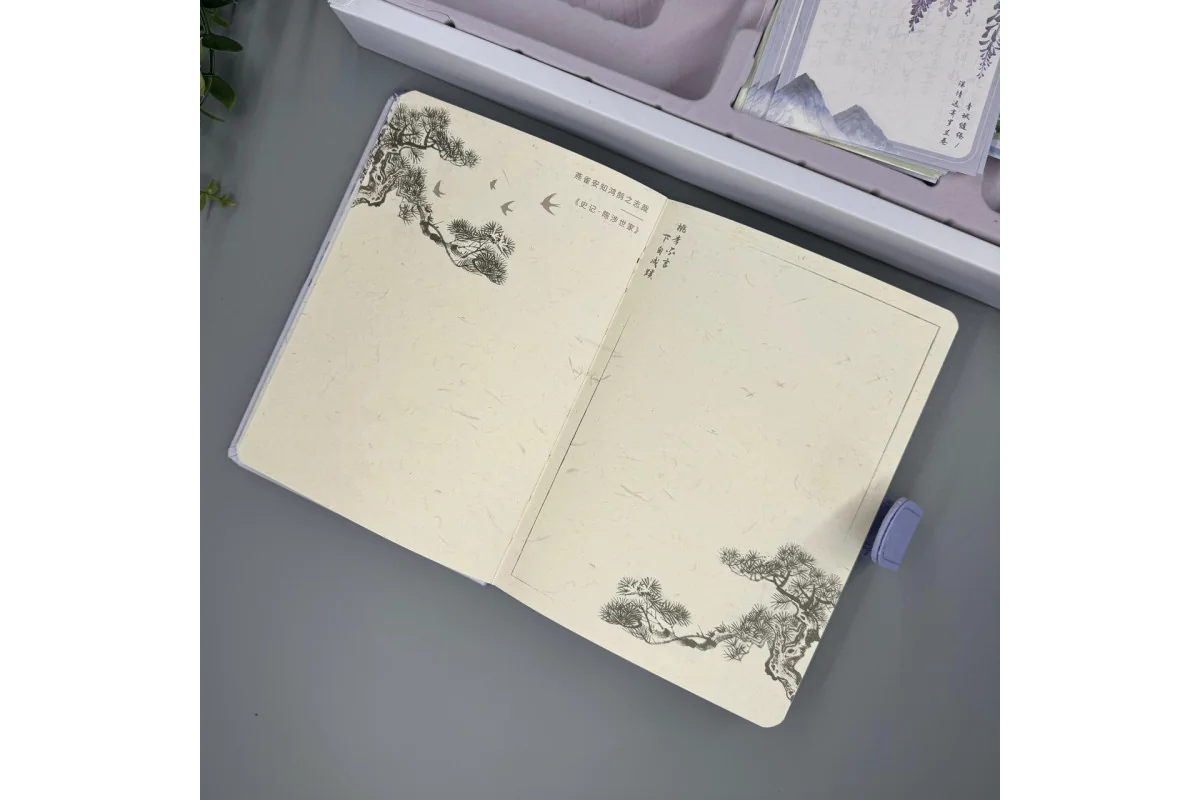 Pages illustrées de pins à l’encre